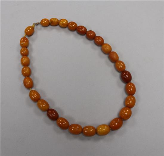 A single strand amber bead necklace, gross 53 grams, 46cm.